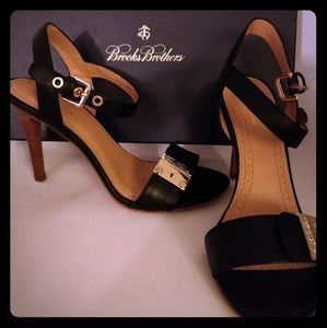 Brooks Brothers 6.5 size leather black heel sandal
